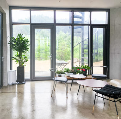 정원이 환히 보이는 통창 거실